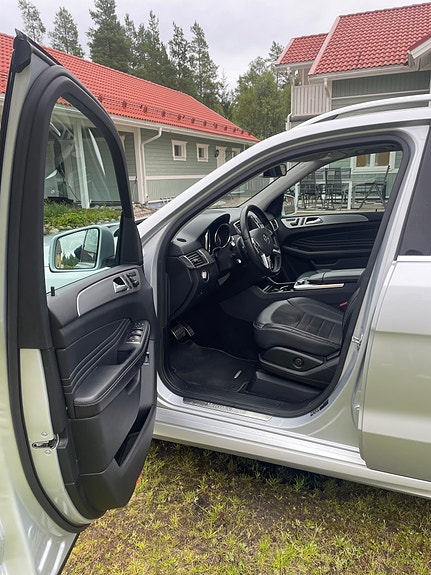 Mercedes-Benz ML350 6 of 8