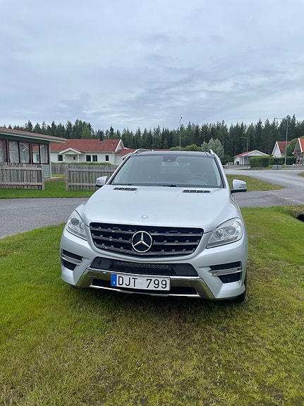 Mercedes-Benz ML350 3 of 8