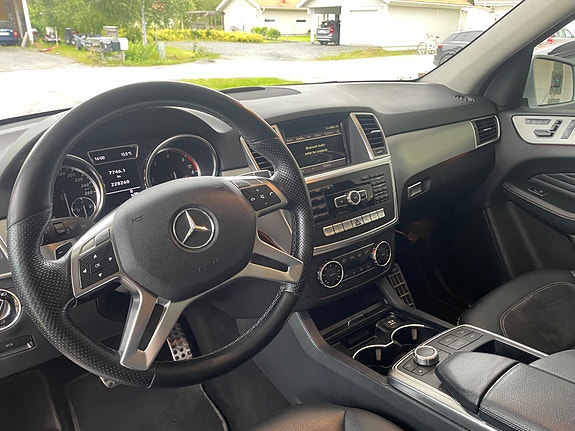 Mercedes-Benz ML350 5 of 8