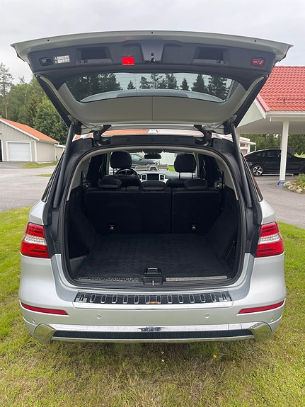 Mercedes-Benz ML350 8 of 8