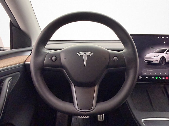 Tesla Model Y 14 of 30