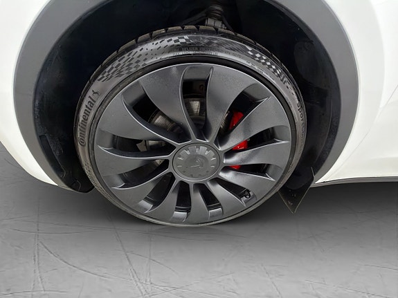 Tesla Model Y 27 of 30