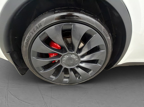 Tesla Model Y 29 of 30