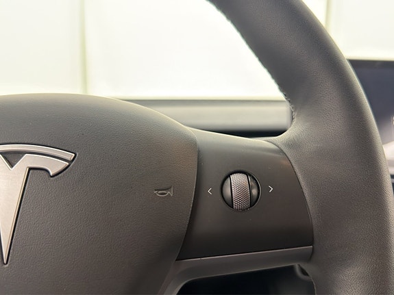 Tesla Model Y 24 of 30