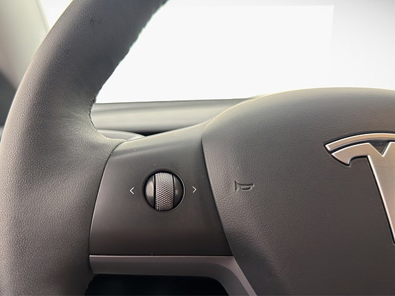 Tesla Model Y 25 of 30