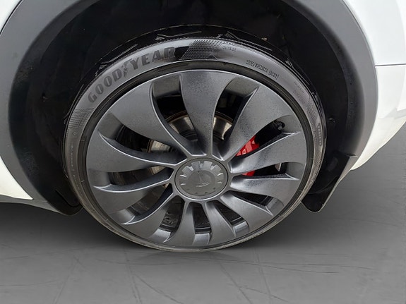 Tesla Model Y 28 of 30