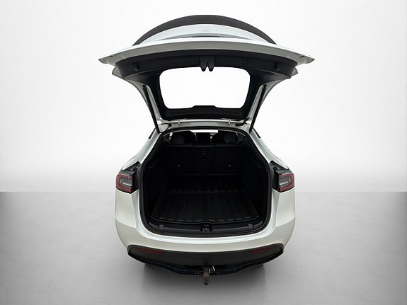 Tesla Model Y 10 of 30
