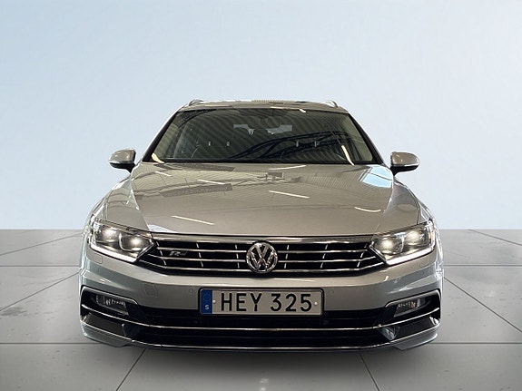 Volkswagen Passat 2 of 24