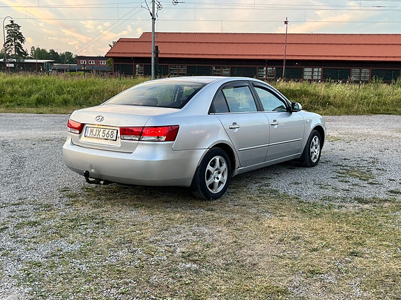 Hyundai Sonata 4 of 9