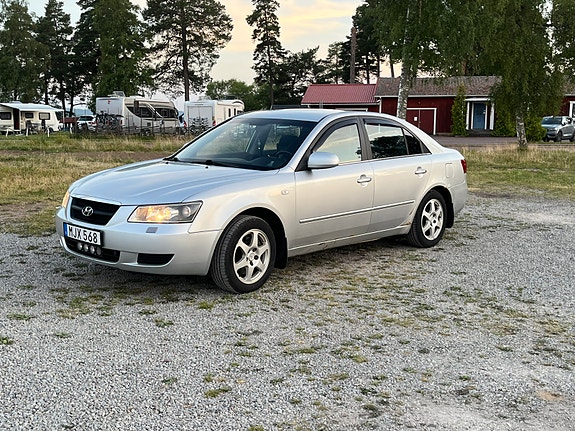 Hyundai Sonata 2 of 9