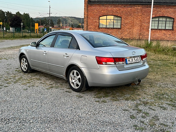 Hyundai Sonata 3 of 9