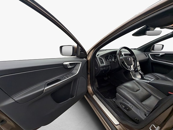 Volvo XC60 10 of 30