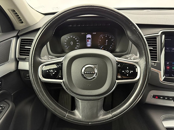 Volvo XC90 18 of 25