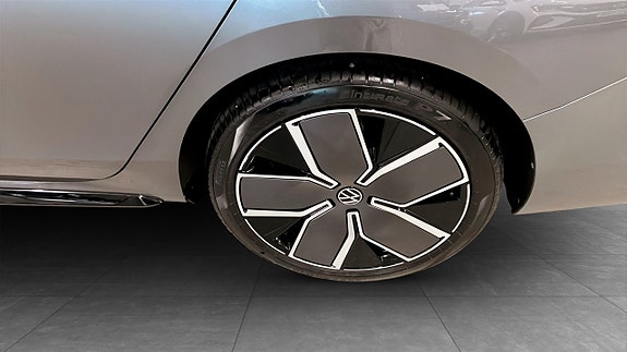 Volkswagen Passat 6 of 14