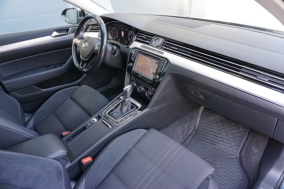 Volkswagen Passat Alltrack 12 of 30