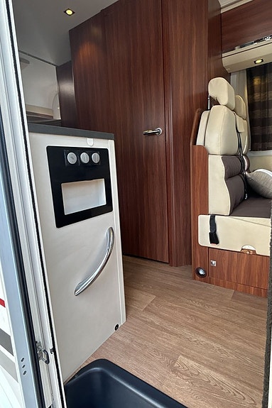 Adria Coral XL A 670 DK 14 of 21
