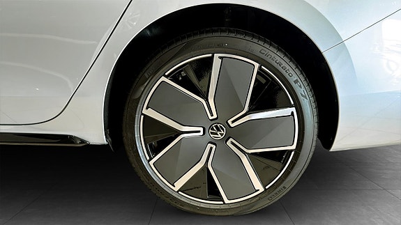 Volkswagen Passat 6 of 26