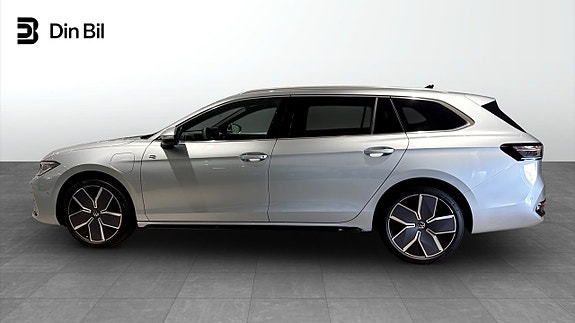 Volkswagen Passat 2 of 26