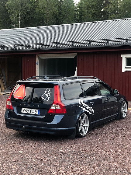 Volvo V70 2 of 6