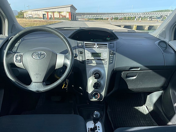 Toyota Yaris 9 of 13