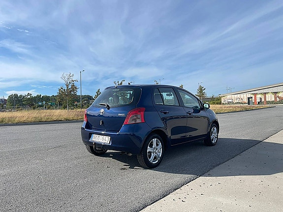 Toyota Yaris 5 of 13