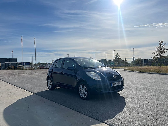 Toyota Yaris 2 of 13