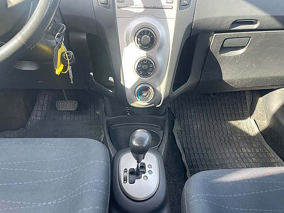 Toyota Yaris 13 of 13