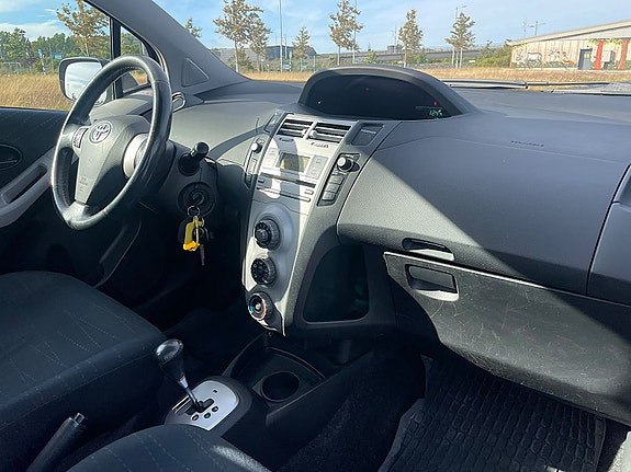 Toyota Yaris 11 of 13