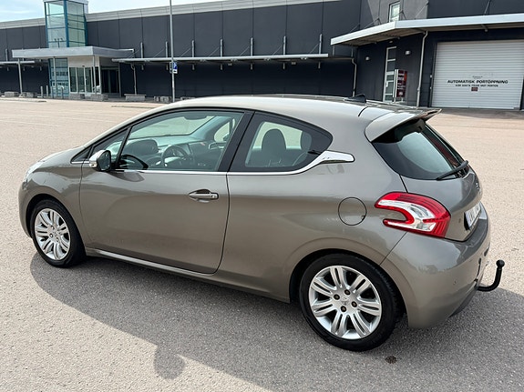 Peugeot 208 3 of 5