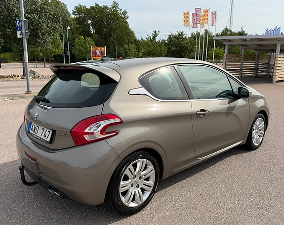 Peugeot 208 2 of 5