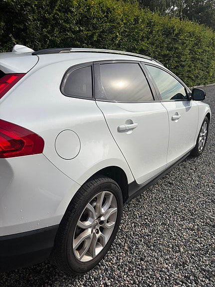 Volvo V40 Cross Country 2 of 13