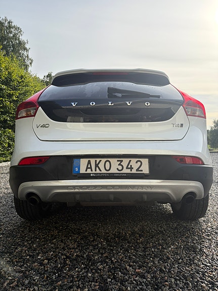 Volvo V40 Cross Country 3 of 13