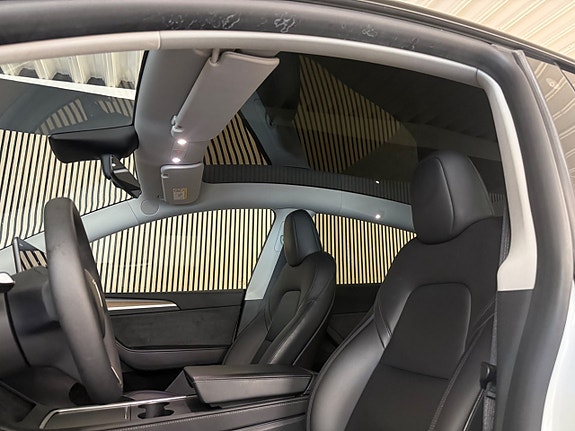 Tesla Model Y 12 of 26