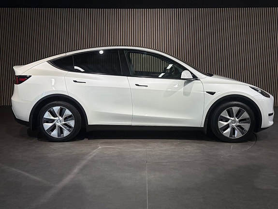 Tesla Model Y 3 of 26