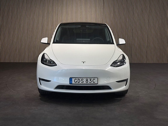 Tesla Model Y 9 of 26
