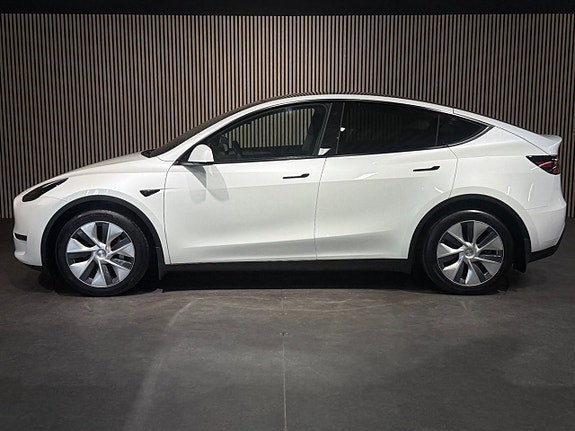 Tesla Model Y 7 of 26