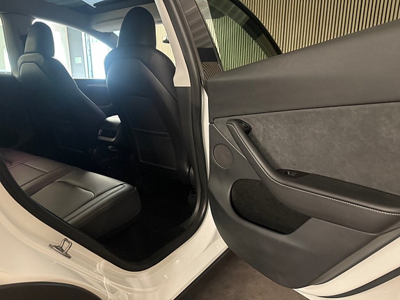 Tesla Model Y 22 of 26