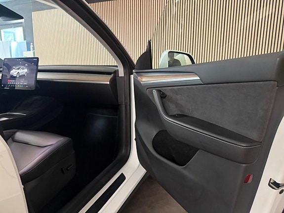 Tesla Model Y 24 of 26