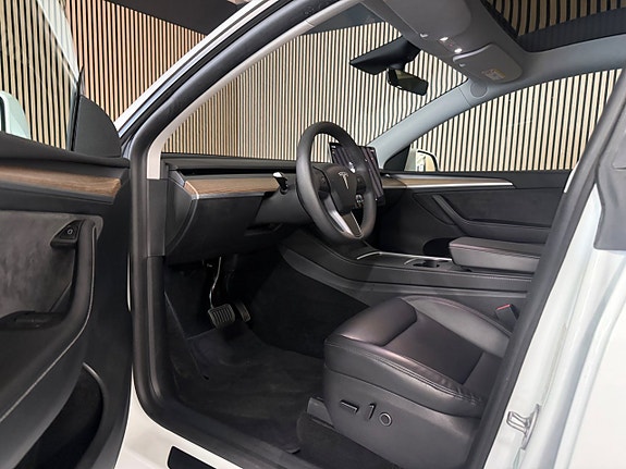 Tesla Model Y 11 of 26