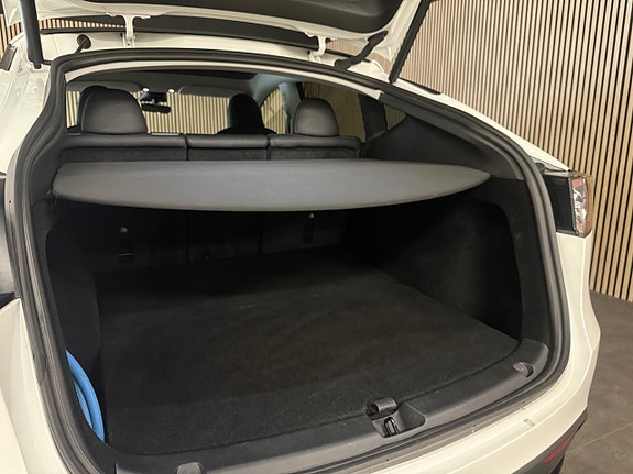 Tesla Model Y 20 of 26