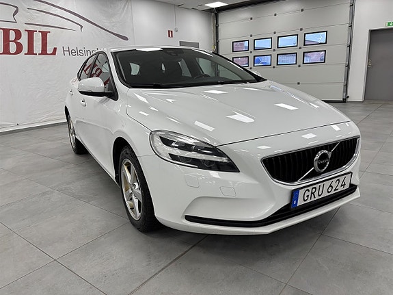 Volvo V40 2 of 10