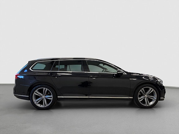 Volkswagen Passat 2 of 25