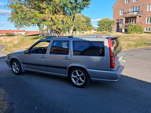 Volvo V70 2 of 7