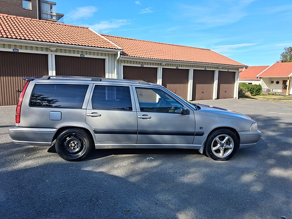 Volvo V70 3 of 7
