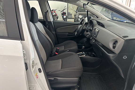 Toyota Yaris 9 of 16