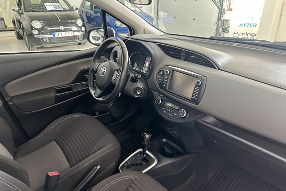 Toyota Yaris 8 of 16