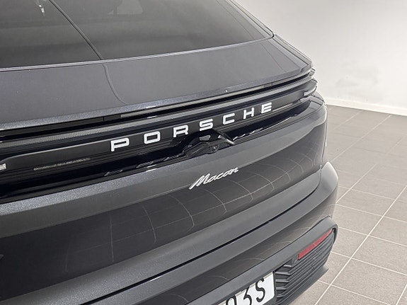 Porsche Macan 6 of 15