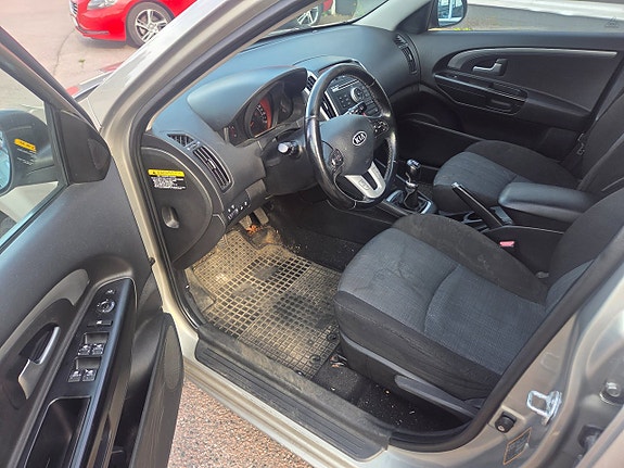 Kia Ceed 2 of 18
