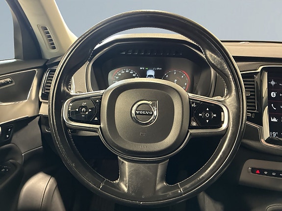Volvo XC90 15 of 23