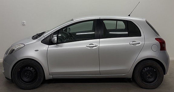 Toyota Yaris 2 of 7